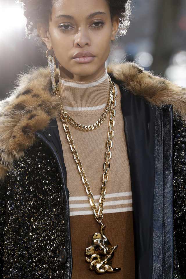 fall-jewelry-trends-latest-2017-long-chain-necklace-huge-pendant-marc-jacobs