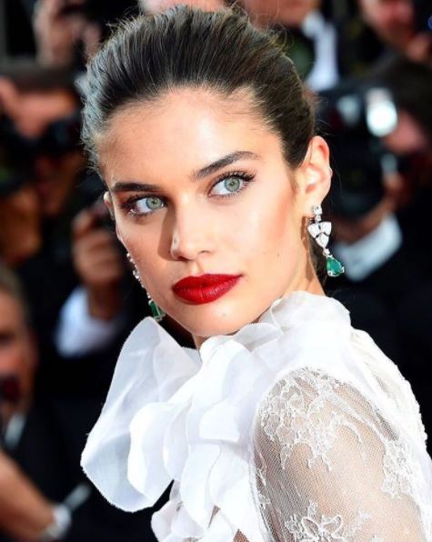 sara sampaio bright red lips contour beauty makeup