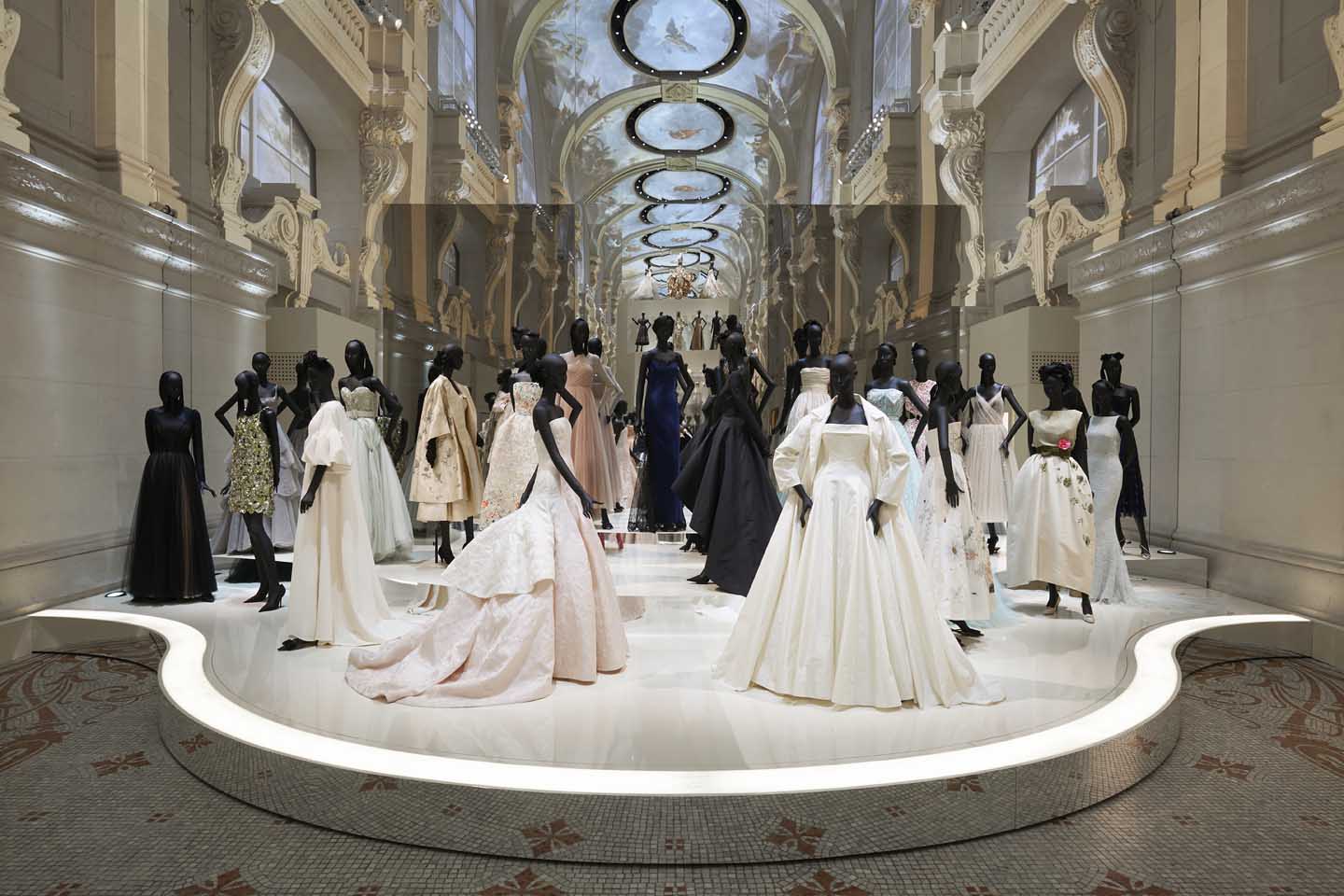 CHRISTIAN DIOR_ exhibition-designer-of-dreams (13)-gowns