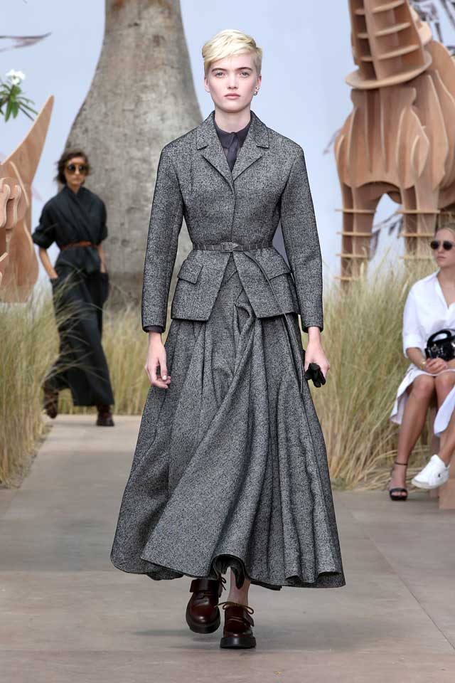 DIOR_Haute Couture-AW2017-fall-winter-2017-dresses (1)-jacket-skirt-belt-grey-color-shoes-bob-cut