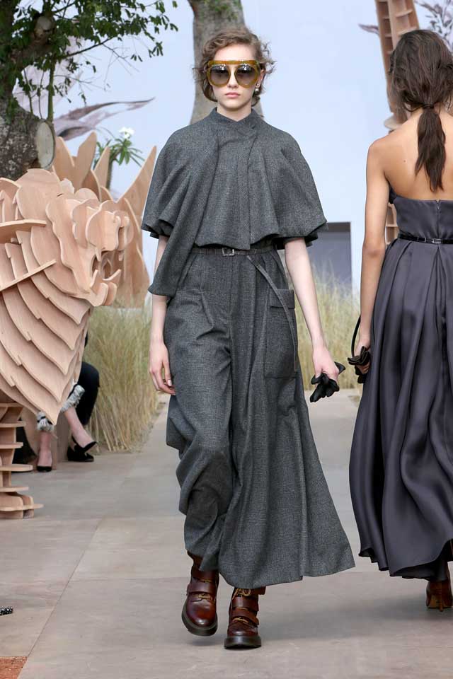 DIOR_Haute Couture-AW2017-fall-winter-2017-dresses (13)-grey-cape-top-loose-pants-sunglasses-boots