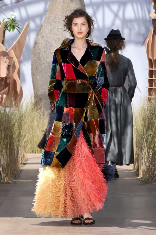 DIOR_Haute Couture-AW2017-fall-winter-2017-dresses (28)-colorful-coat-feather-skirt-sandals