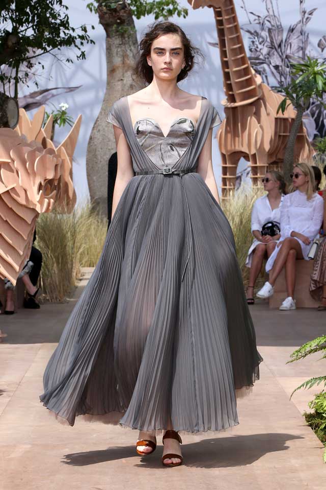 DIOR_Haute Couture-AW2017-fall-winter-2017-dresses (3)-plunging-v-neck-ruffled-grey-gown-belt-sandals