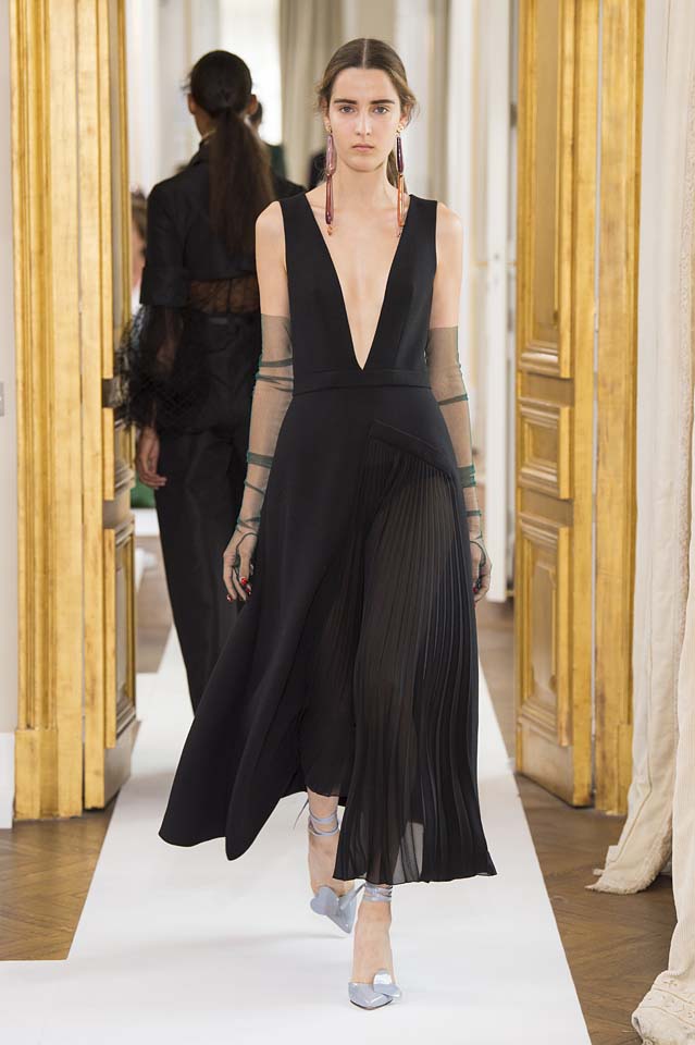 Schiaparelli-fall-winter-2017-fw17-couture (11)-plunging-neckline