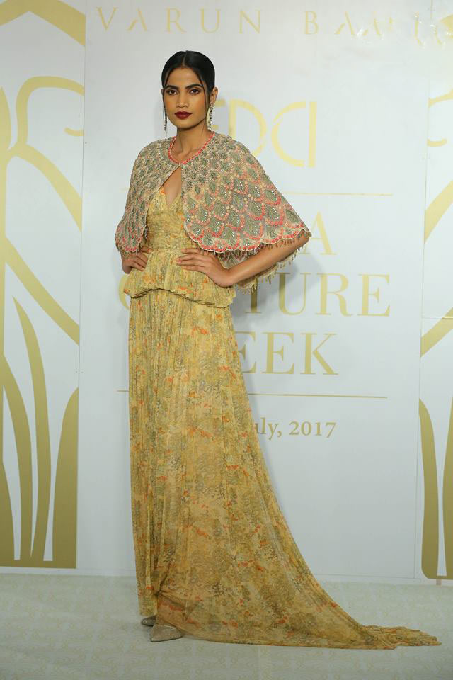 6-india-couture-week-ICW17-indian-designer-varun-bahl-embellished-poncho-gold-long-trail-dress