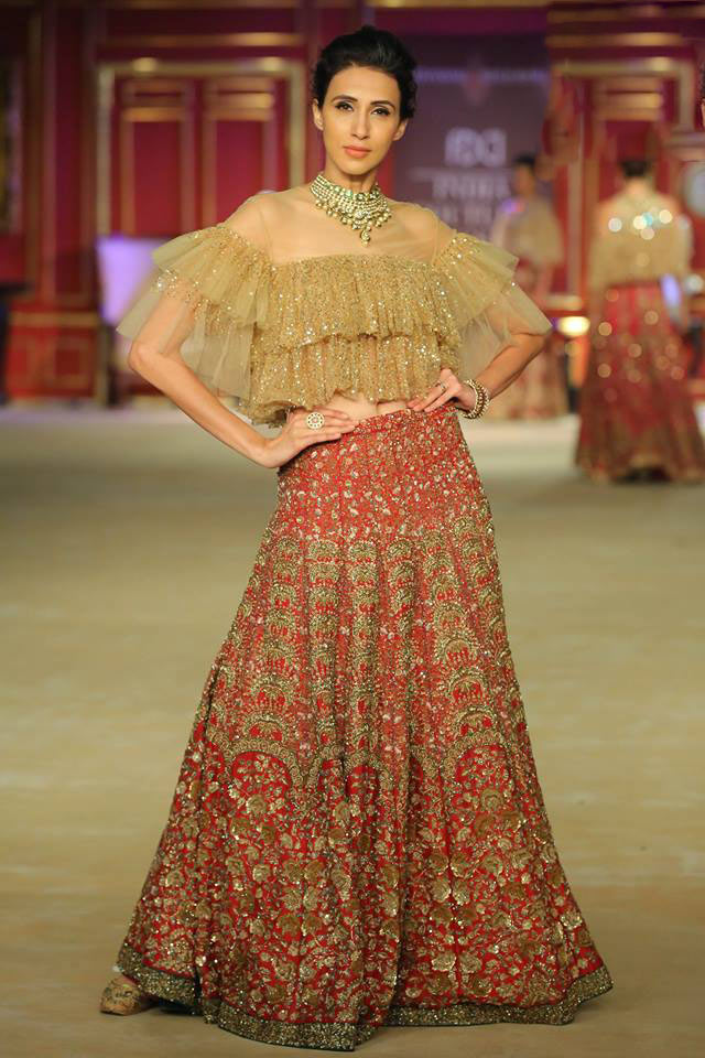 India-couture-week-2017-indian-designer-Shyamal&Bhumika- (11)-off-shoulder-sequin-crop-top-red-skirt