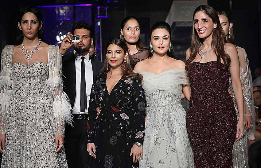 falguni-shane-peacock-preity-zinta-showstopper-lakme-fashion-week-2017