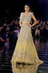 india-couture-week-2017-indian-designer-manish-malhotra-cream-dress-fringes-crop-top