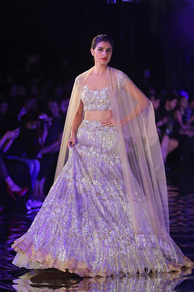 latest-indian-couture-week-2017-indian-designer-manish-malhotra-gold-sequin-lehenga