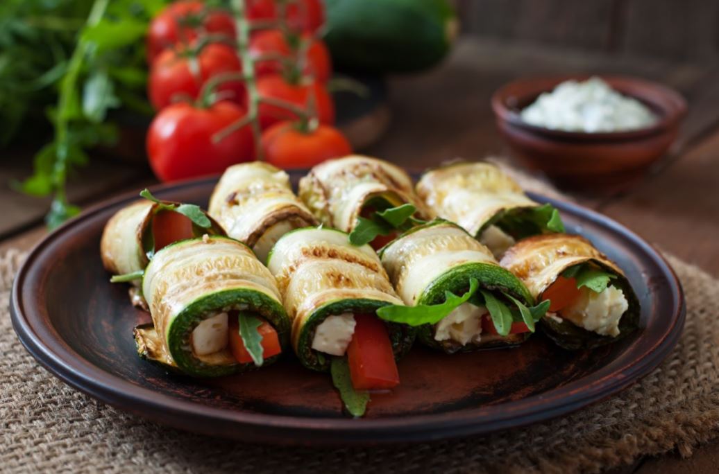 zucchini-rolls-tomatoes-cheese-healthy-evening-snacks