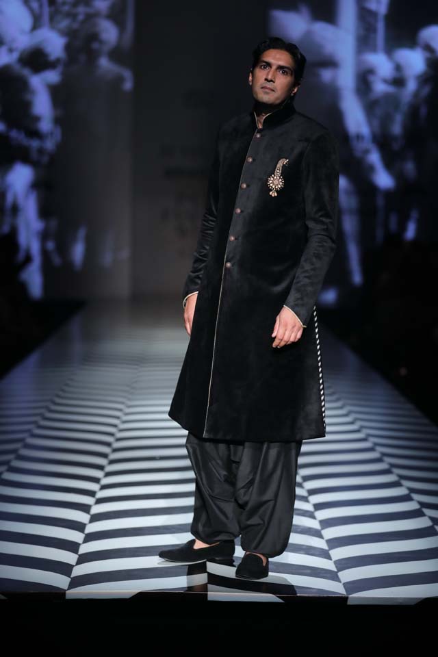 Indian-designer-J J Valaya-SS18-spring-summer-2018-collection-at AIFW (5)-buttoned-sherwani