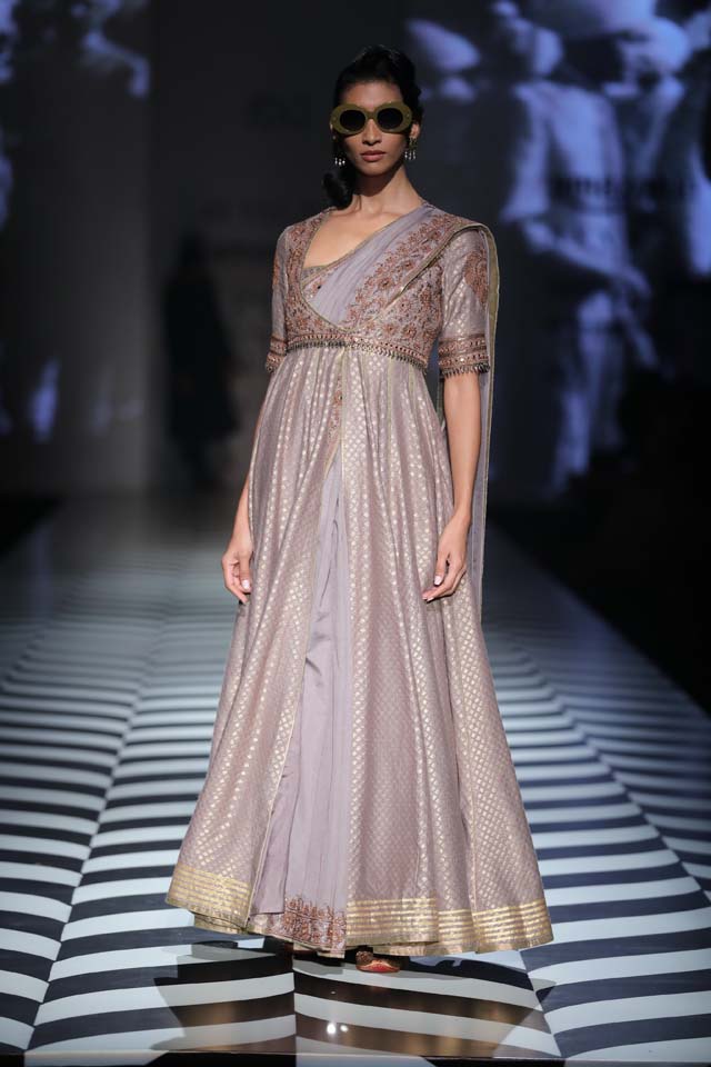 Indian-designer-J J Valaya-SS18-spring-summer-2018-collection-at AIFW (6)-metallic-slit-draped-suit