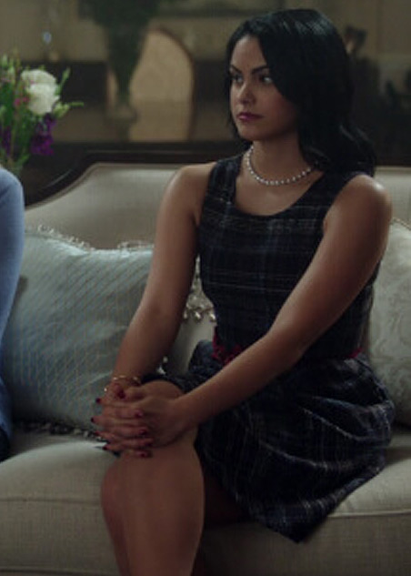 best-riverdale-fashion-oufits (19)-polly-baby-shower-veronica-lodge-tartan-dress-pearl-chain