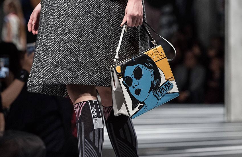 prada-spring-summer-2018-ss18-details-backstage-hanbag-printed