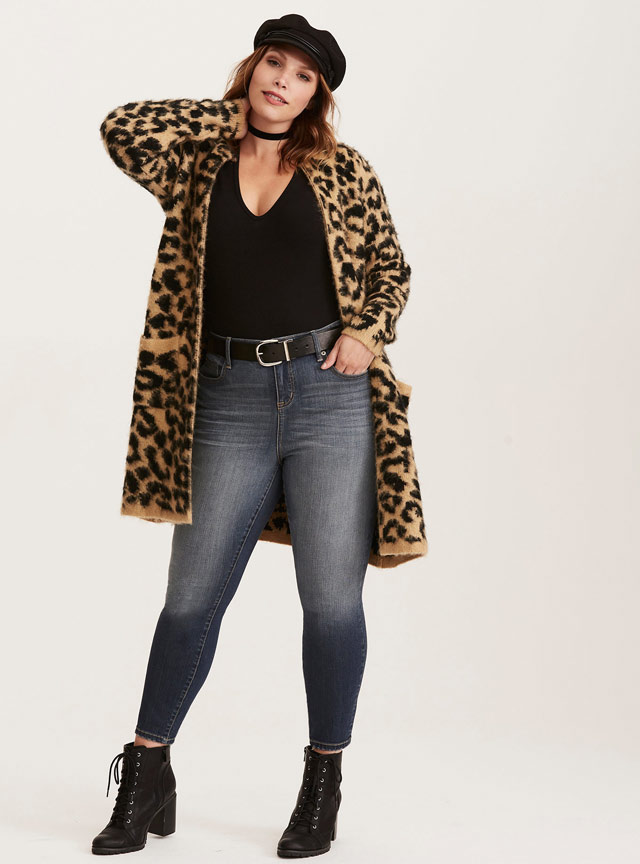 plus-size-young-women-skinny-jeans-long-coat-outfit-idea-college-fashion