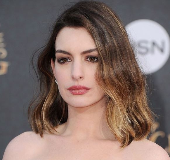 anne-hathway-balayage-for-short-hair-brown-colored-hair