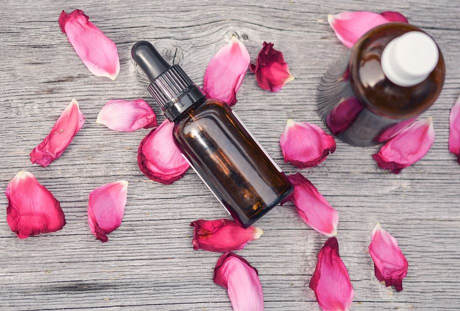 rose-essential-oil-chronic-pain-aromatherapy
