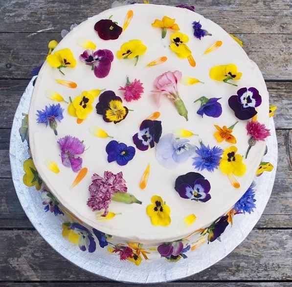 edible-flowers-cake-trend-fresh-petals-wedding-birthday-cakes