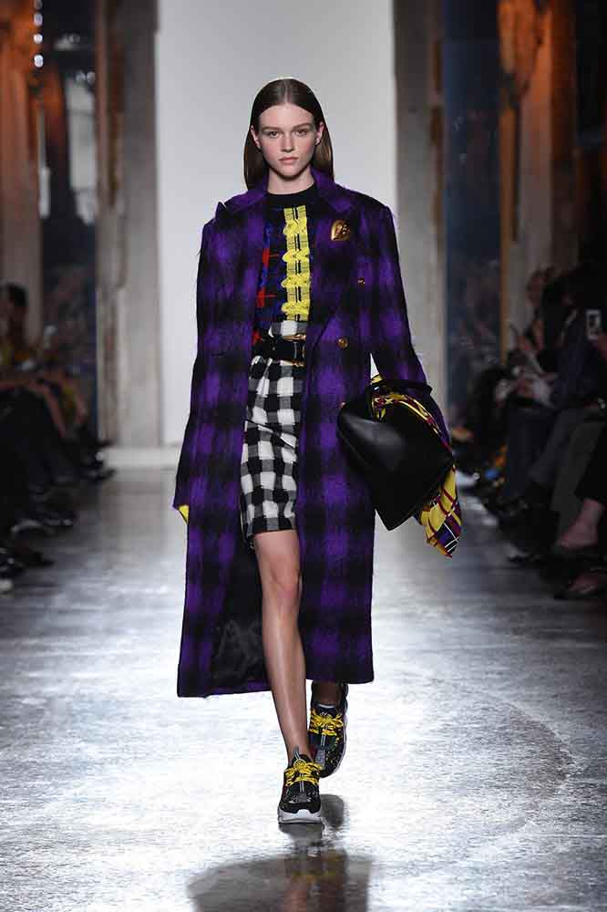 versace-fall-2018-fw-18-collection (24)-checked-coat-sneakers