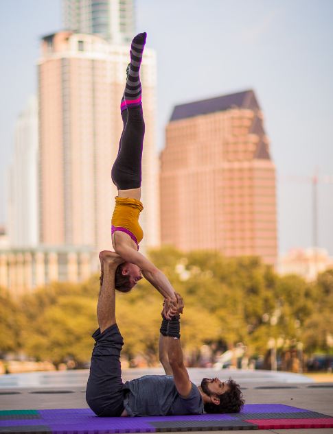 acroyoga-benefits-poses-tandem-partner-yoga