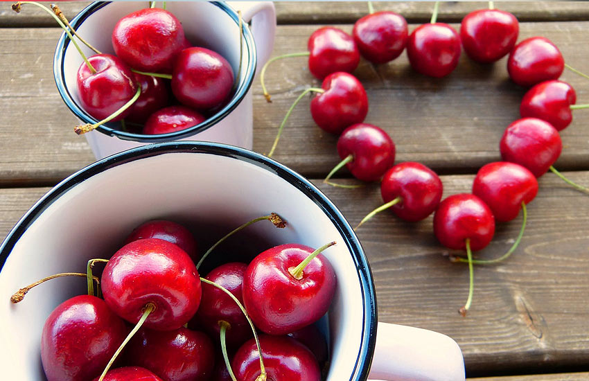 cherry-small-round-berries-list-of-berries-health-benefits