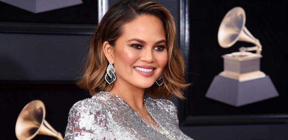 chrissy-teigen-how-to-blend-contour-highlight-face-shapes-types