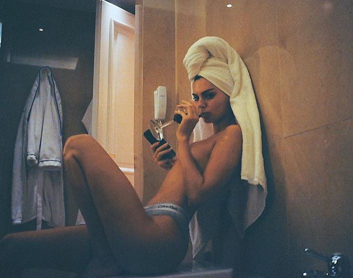 kendall-jenner-instagram-pic-topless-bathroom-nude-selfie