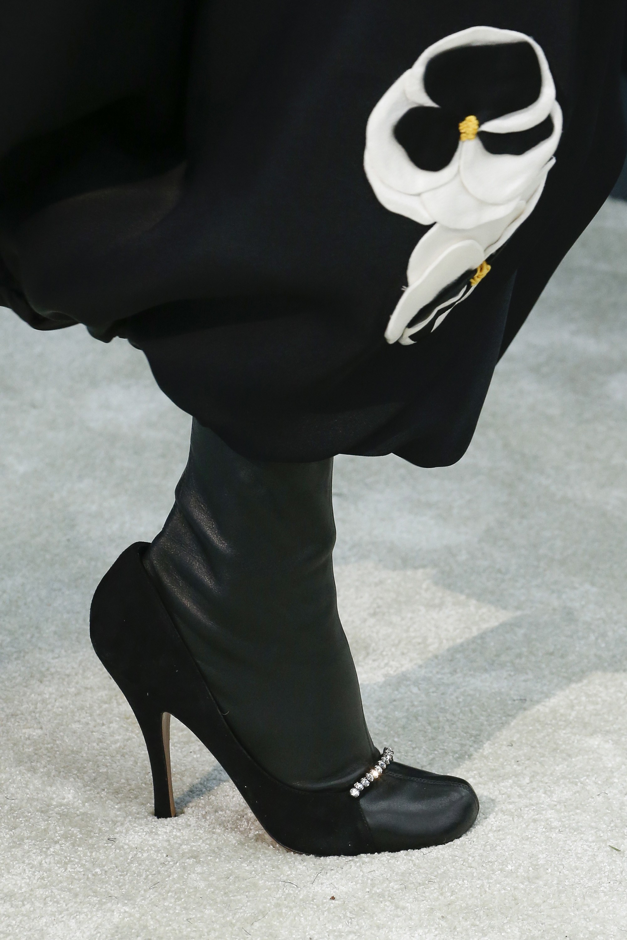 valentino (2)-fashion-socks-style-leather-pumps-black