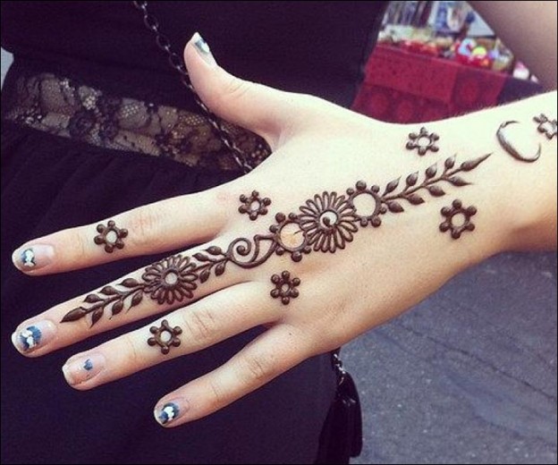 Simran Kewlani via pinterst-one-line-mehendi-design-trends-fashion-back-hand