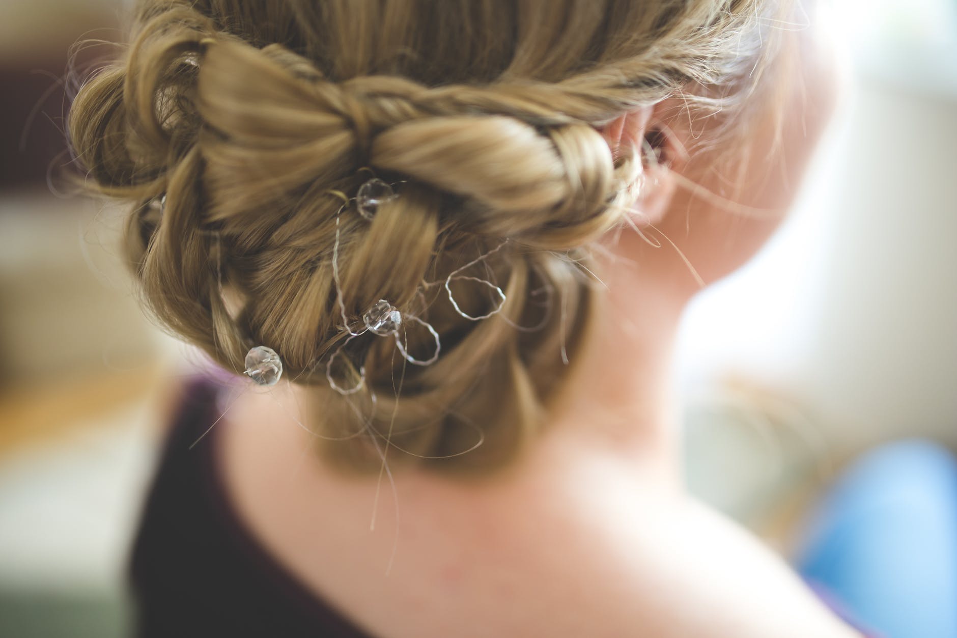 mixed-chignon-with-side-twists-hairstyle-hair-wedding-bride-trends-fashion