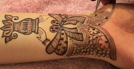 ruchi-kesharwani- via-pinterest-mehendi-design-latest-trends-fashion-style-ideas-kalash