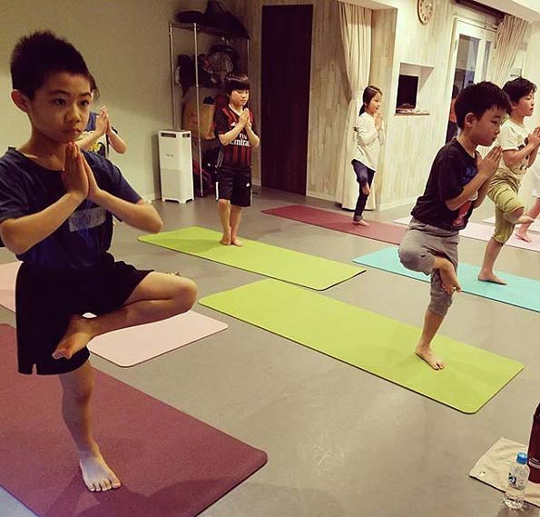 kids-yoga-poses-standing-pose-health-benefits-children