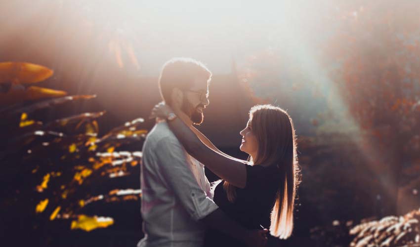 love-cute-couple-images-backlight-poses-romantic