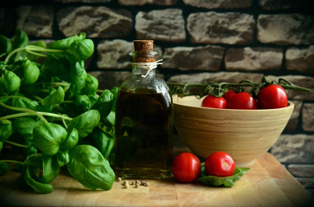 cherry-tomatoes-caprese-style-crostini-recipes-basil-olive-oil