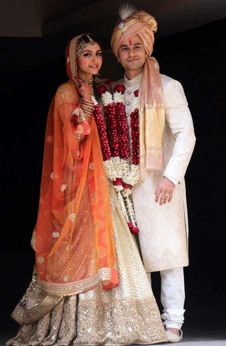 iconic wedding dresses indian bollywood actresses soha ali khan